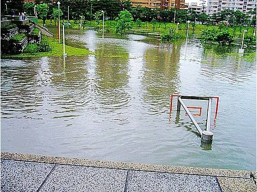籃球場被淹沒 高雄市府說不要抹滯洪成效