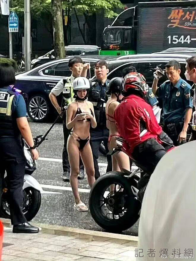 太養眼也不行！韓國首爾街頭比基尼辣妹搭重機出遊 被警察攔下恐挨罰