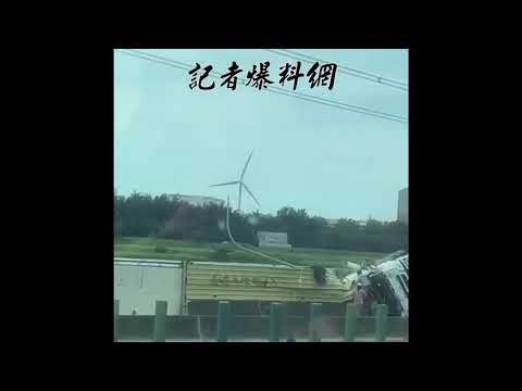 （翻車片）西濱快速道路預拌水泥車翻覆　撞毀護欄駕駛傷送醫