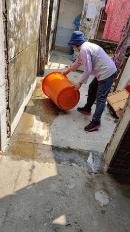 台南防疫進入焦土戰 市府發放殺蟲劑給家戶進行病媒蚊防