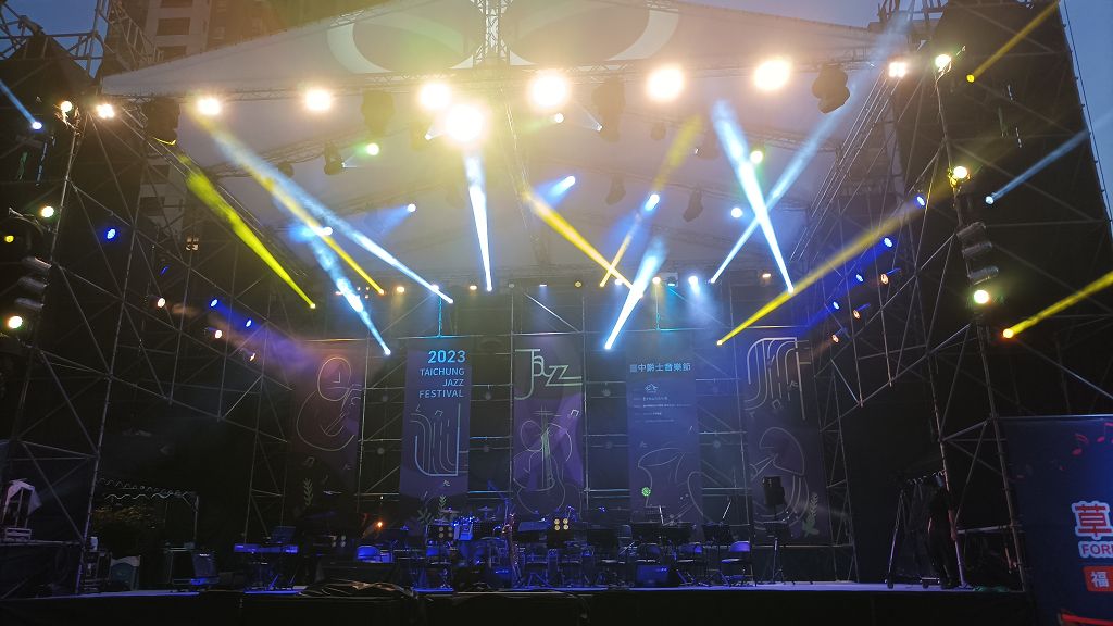臺中爵士音樂節開幕湧十五萬人 盧市長化身樂迷一起搖擺