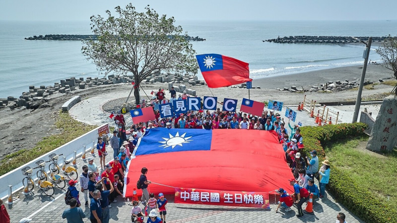 陳若翠舉辦「騎機車、拿國旗、逗陣行」