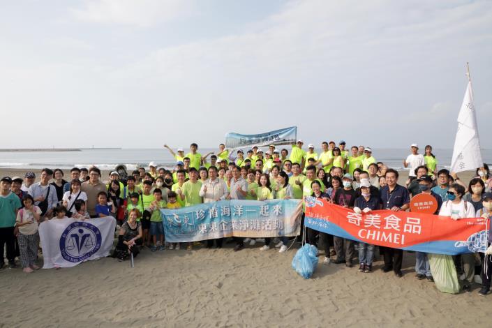 台南市日本人協會號召 攜手社團淨灘漁光島共創美麗海洋