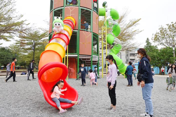 台南歸仁區運動公園特色遊具場完工啟用   8米攀網高塔好玩