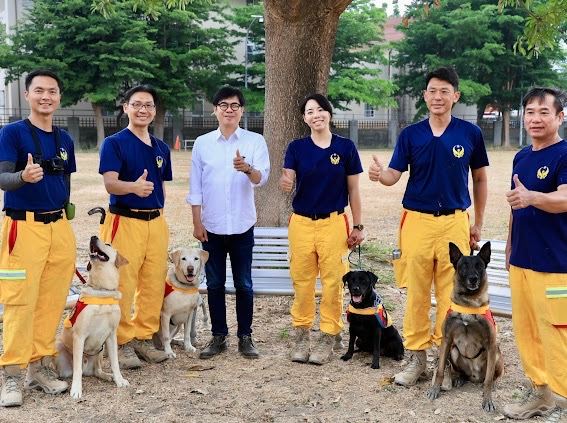 陳其邁「國際搜救犬日」慰勉消防局搜救犬隊 致敬並讚許專業救災表現
