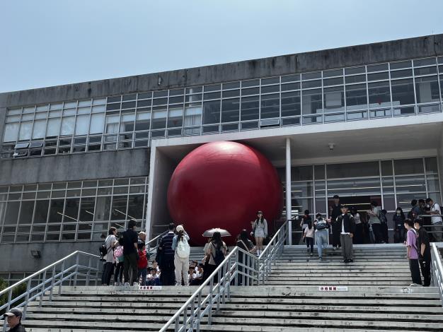 巨大紅球帶來視覺震撼 黃偉哲邀民眾重新行走認識臺南城市
